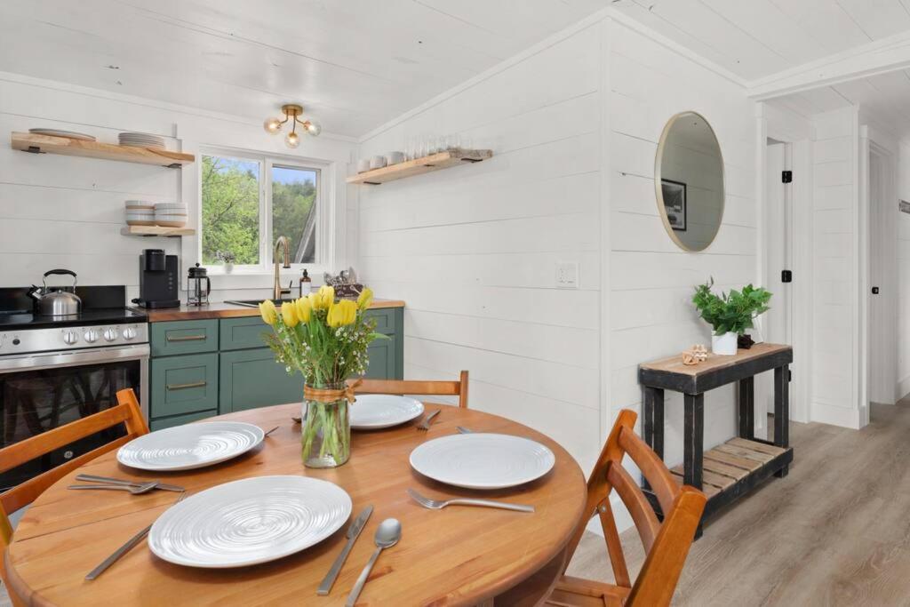 Charming & Freshly Restored Farmhouse 1 Mile From Center Of Stowe Exterior foto